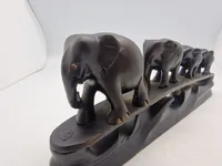 Udskåret skulptur med elefanter
