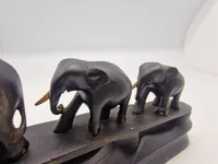 Udskåret skulptur med elefanter