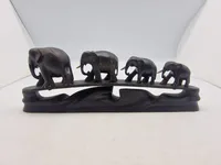 Udskåret skulptur med elefanter