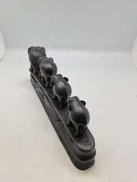 Udskåret skulptur med elefanter