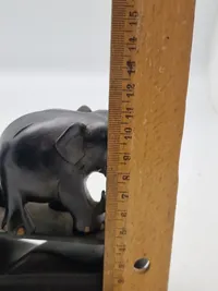 Udskåret skulptur med elefanter