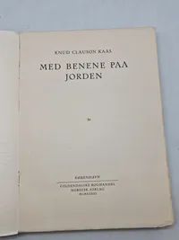 Med benene paa jorden
