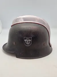 Original tysk ww2 hjelm - senere anvendt som brandhjelm