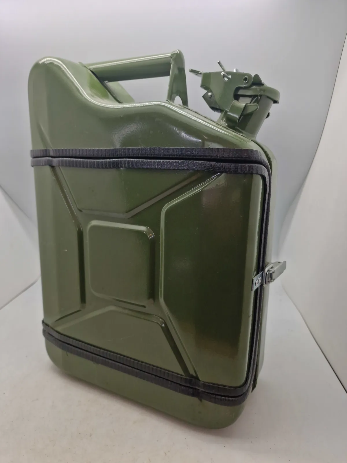 Jerrycan lavet som barskab