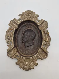 Veludført originalt askebæger med motiv af Bismarck fra tiden omkring 1870