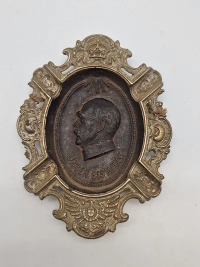 Veludført originalt askebæger med motiv af Bismarck fra tiden omkring 1870
