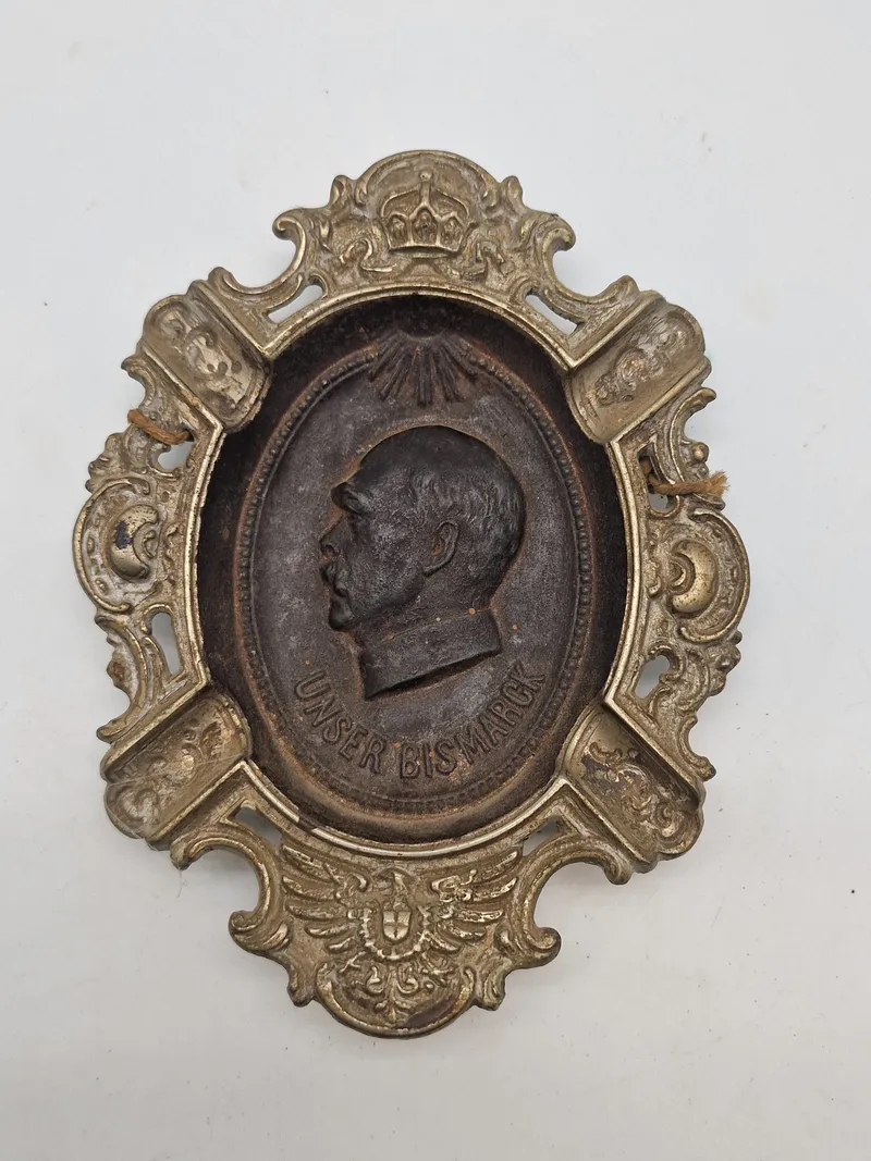 Veludført originalt askebæger med motiv af Bismarck fra tiden omkring 1870