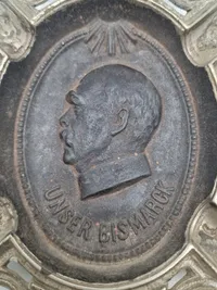 Veludført originalt askebæger med motiv af Bismarck fra tiden omkring 1870