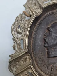 Veludført originalt askebæger med motiv af Bismarck fra tiden omkring 1870