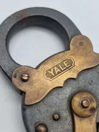 Ældre hængelås med nøgle