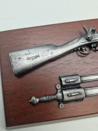 Flot plade med med miniature forlader og sidevåben 1864