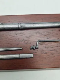 Flot plade med med miniature forlader og sidevåben 1864