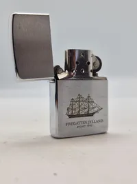 Zippo lighter med fregatten Jylland