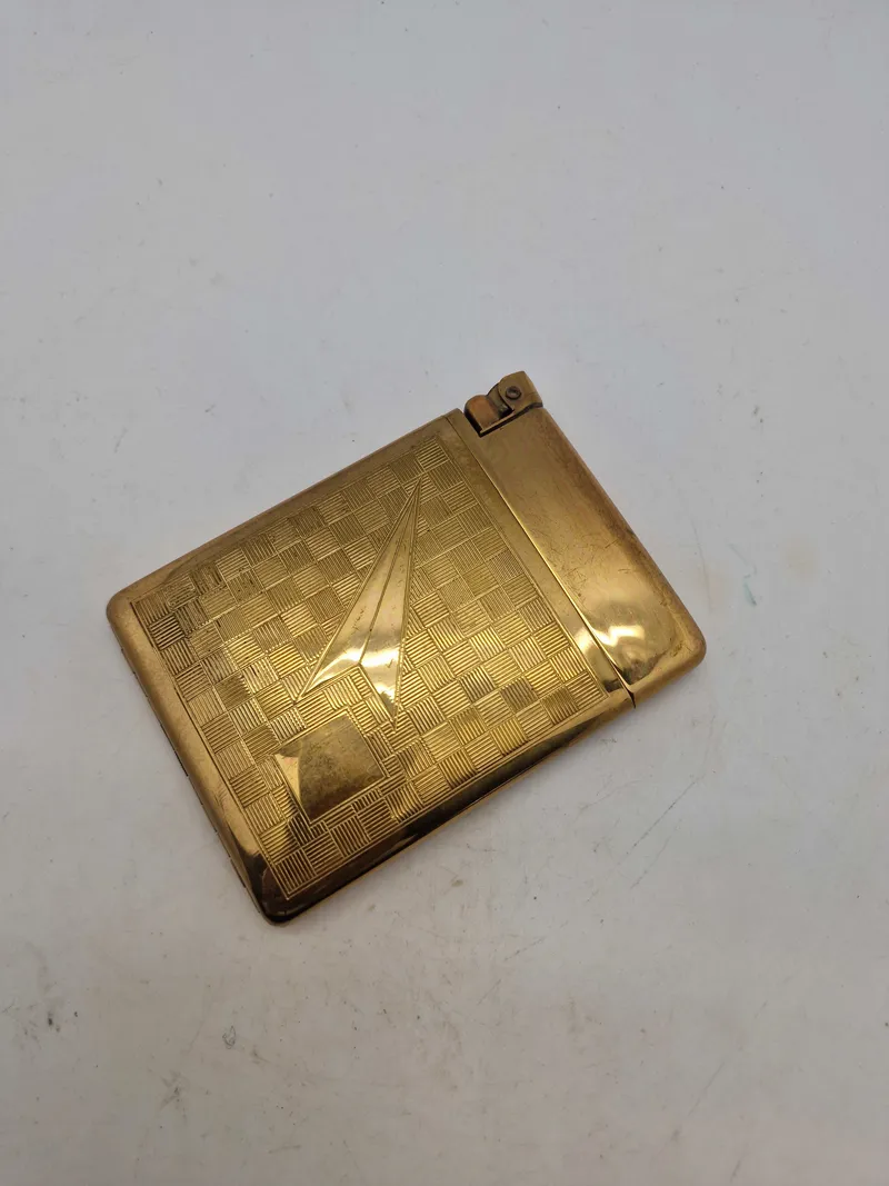 Cigaretetui med lighter
