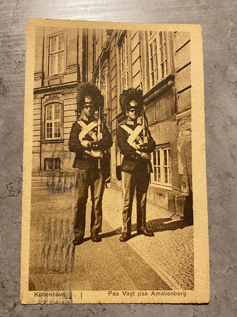 Postkort fra 1924 med motiv af to gardere på vagt