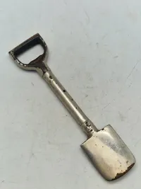 Miniature spade med teksten “Bellahøj” fra indvielsen