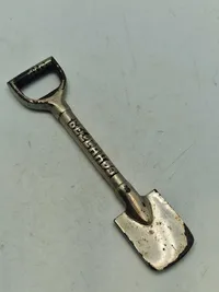 Miniature spade med teksten “Bellahøj” fra indvielsen