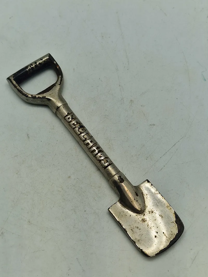 Miniature spade med teksten “Bellahøj” fra indvielsen