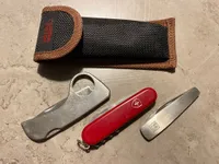 Samling foldeknive og en taske