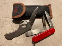 Samling foldeknive og en taske