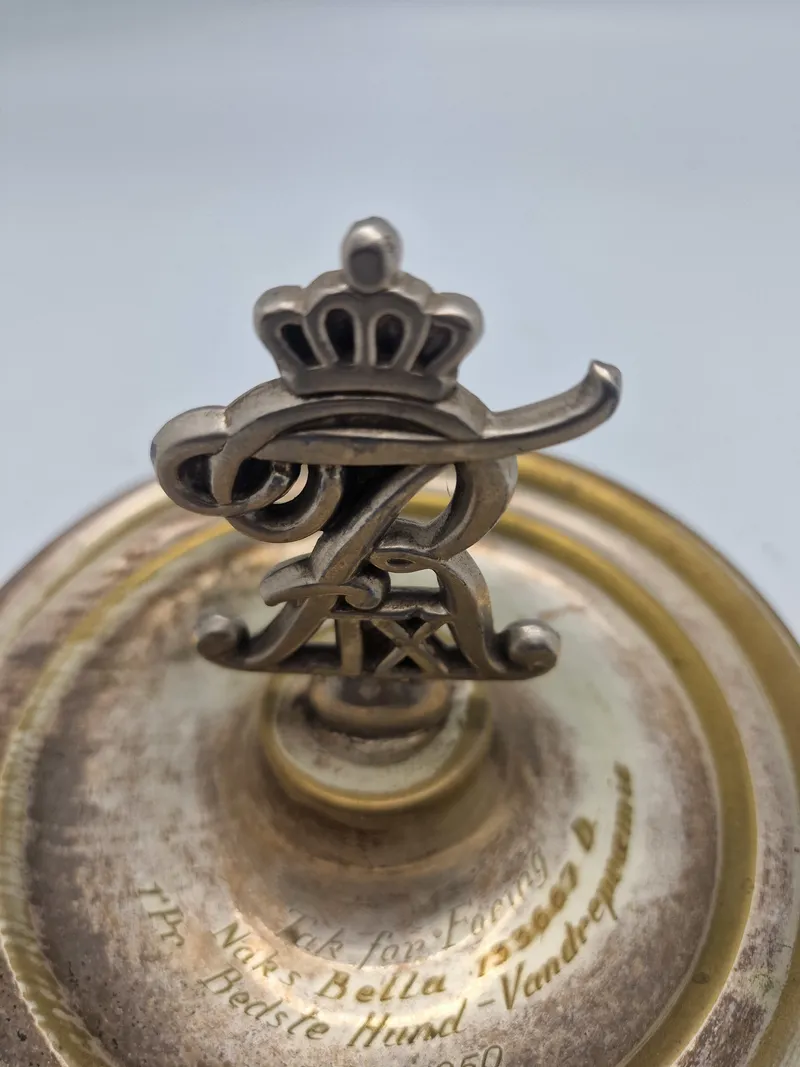 Opsats med Kong Frederik IX monogram samt graveret hilsen