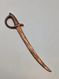Papirkniv udformet som livgarder sabel