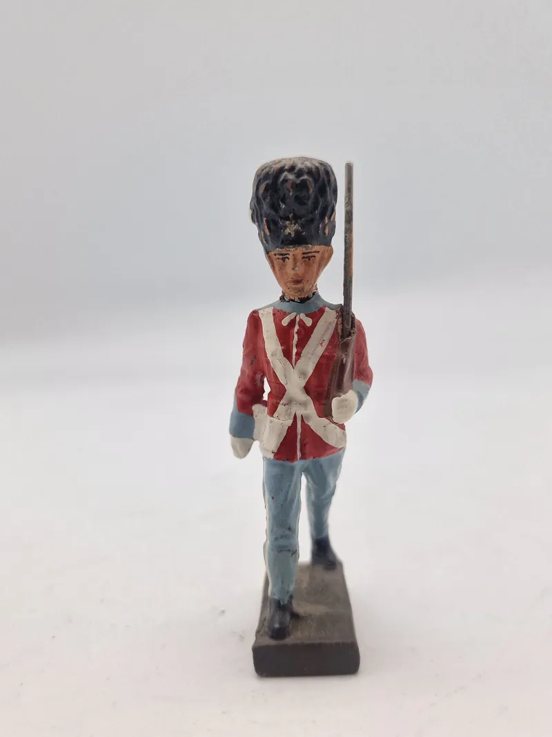 Original linoliumsfigur forstillende dansk garder