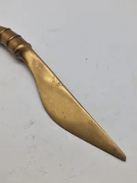 Papirkniv -1930’erne bemærk grebet af formet som det dansk fundene guldhorn