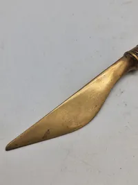 Papirkniv -1930’erne bemærk grebet af formet som det dansk fundene guldhorn