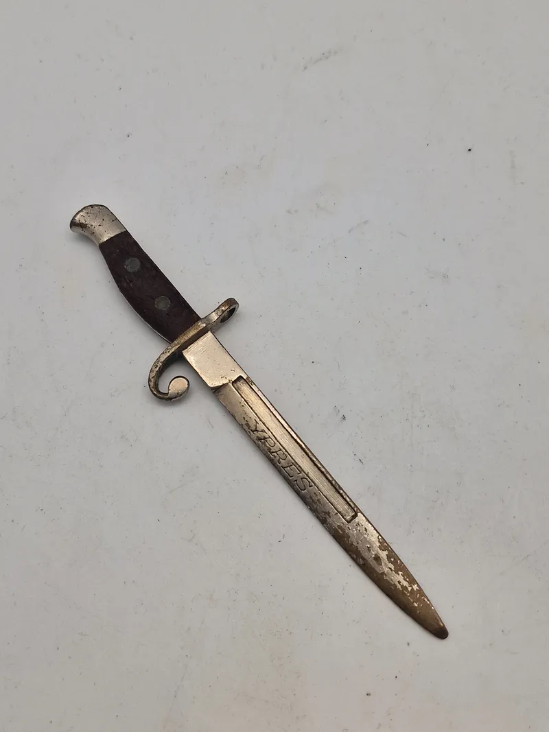 Original ww1 papirkniv med teksten “Ypres”