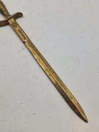 Papirkniv som sabel