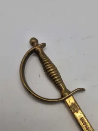 Papirkniv som sabel