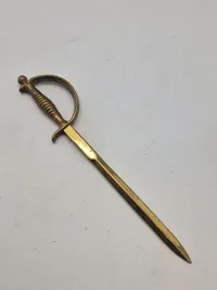 Papirkniv som sabel