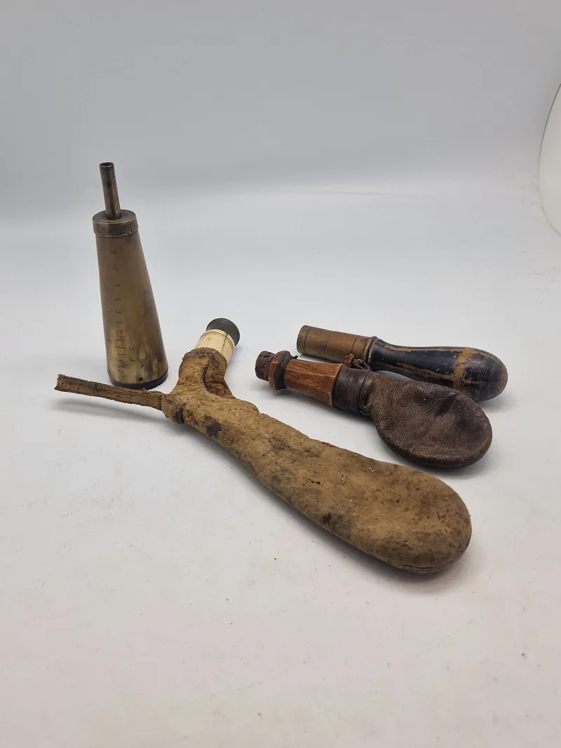 Samling originale krudtpunge og horn