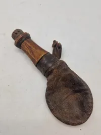 Samling originale krudtpunge og horn