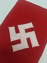 Originalt armbind - anvendt af nynazisterne i Greve i 1990’erne