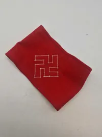 Originalt armbind - anvendt af nynazisterne i Greve i 1990’erne