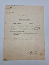 Sjældent originalt løsladelsespas mm fra Faarhuslejren på Andreas Andresen straffet for Forræderi og anden landsskadelig Virksomhed
