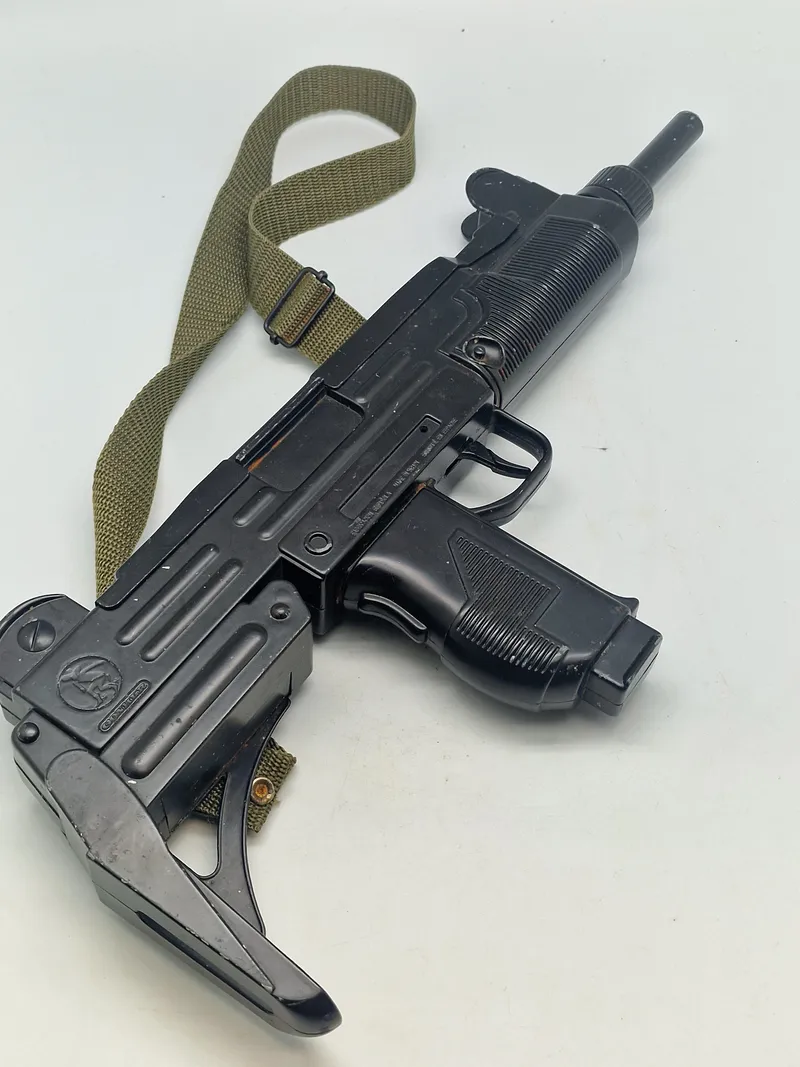 Replika Uzi af metal og plast