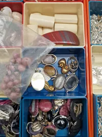 Stor samling brocher og vedhæng