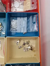 Stor samling brocher og vedhæng