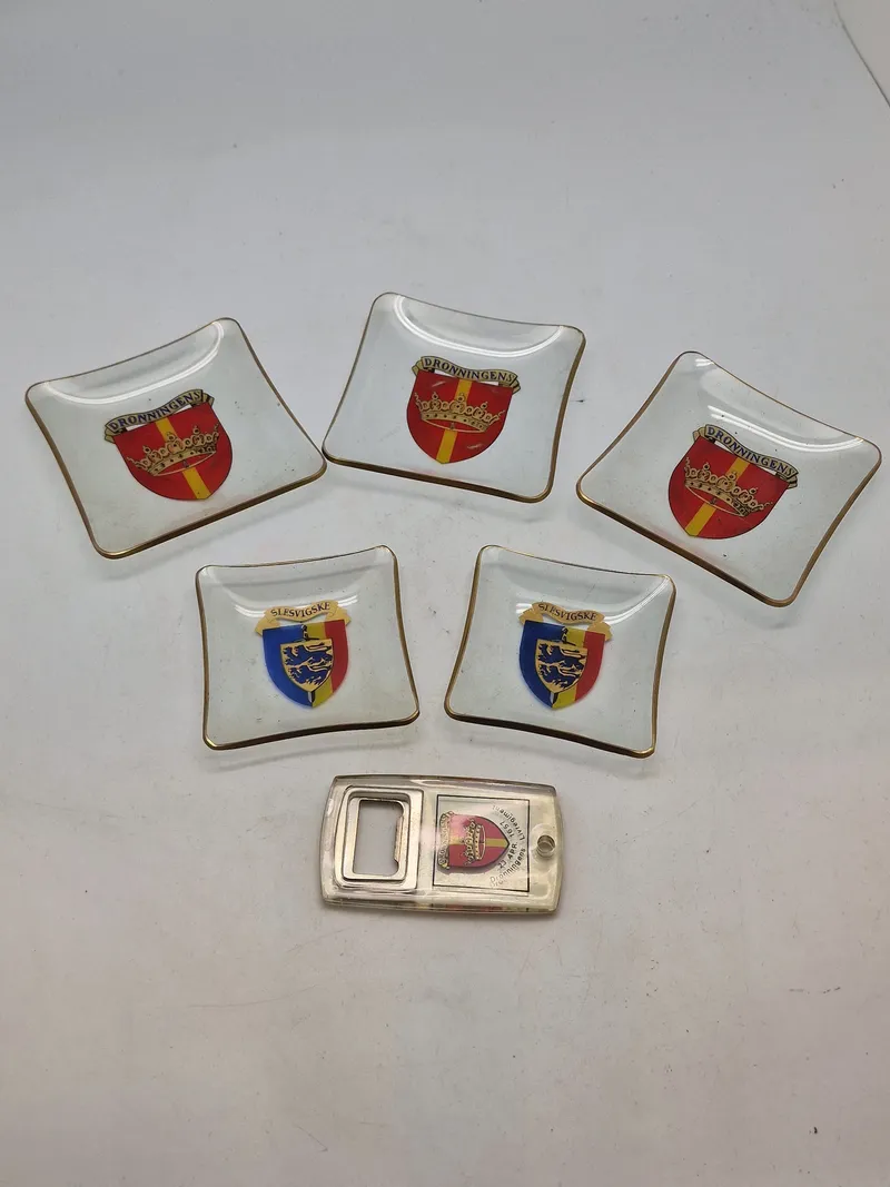 Samling militære glasskåle og oplukkere