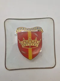 Samling militære glasskåle og oplukkere