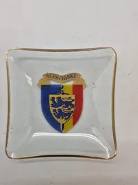 Samling militære glasskåle og oplukkere