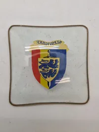 Samling militære glasskåle og oplukkere