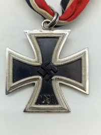 Tysk ritterkreuz - L/12 Juncker - meget tidlig efterkrigs lavet som det originale i 3 piece konstruktion - lavet til allierede soldater mm som souvenir da det originale også var svært at finde i 50’er