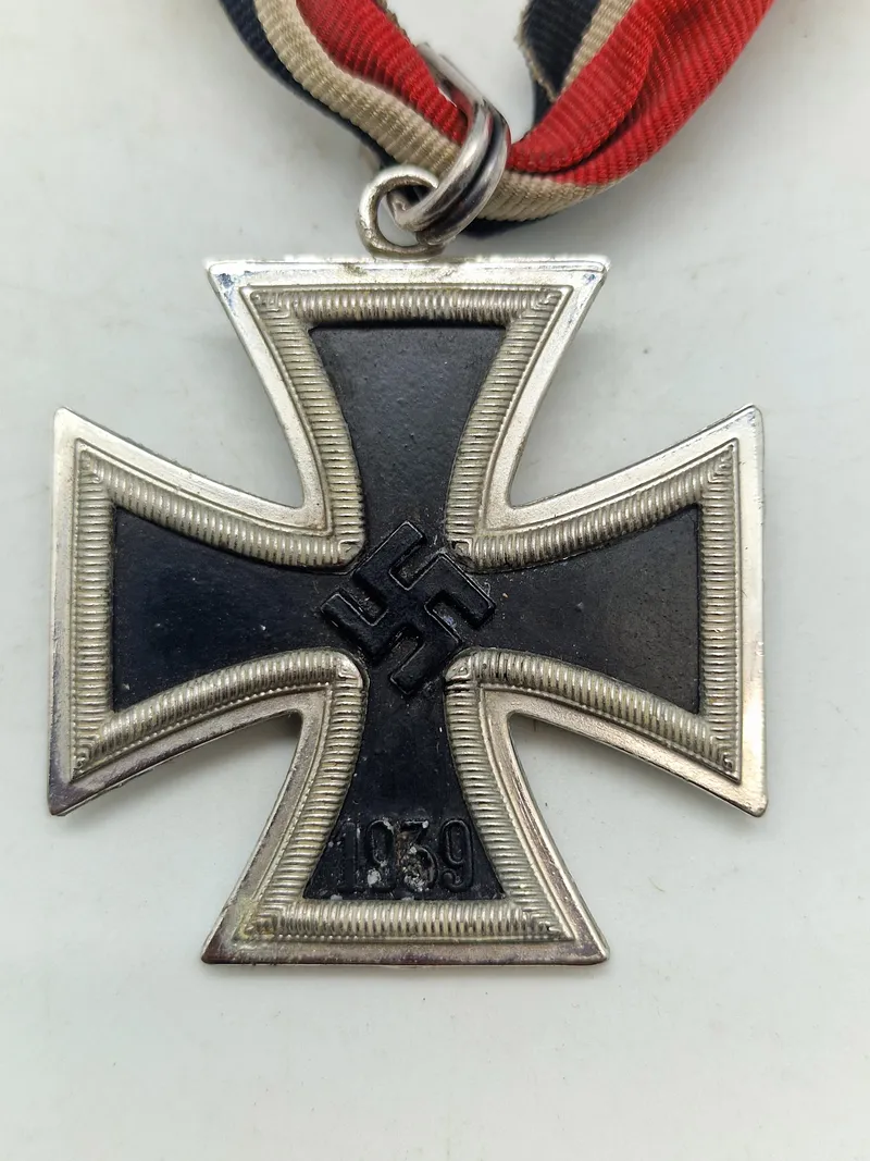Tysk ritterkreuz - L/12 Juncker - meget tidlig efterkrigs lavet som det originale i 3 piece konstruktion - lavet til allierede soldater mm som souvenir da det originale også var svært at finde i 50’er
