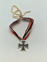 Tysk ritterkreuz - L/12 Juncker - meget tidlig efterkrigs lavet som det originale i 3 piece konstruktion - lavet til allierede soldater mm som souvenir da det originale også var svært at finde i 50’er