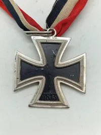 Tysk ritterkreuz - L/12 Juncker - meget tidlig efterkrigs lavet som det originale i 3 piece konstruktion - lavet til allierede soldater mm som souvenir da det originale også var svært at finde i 50’er