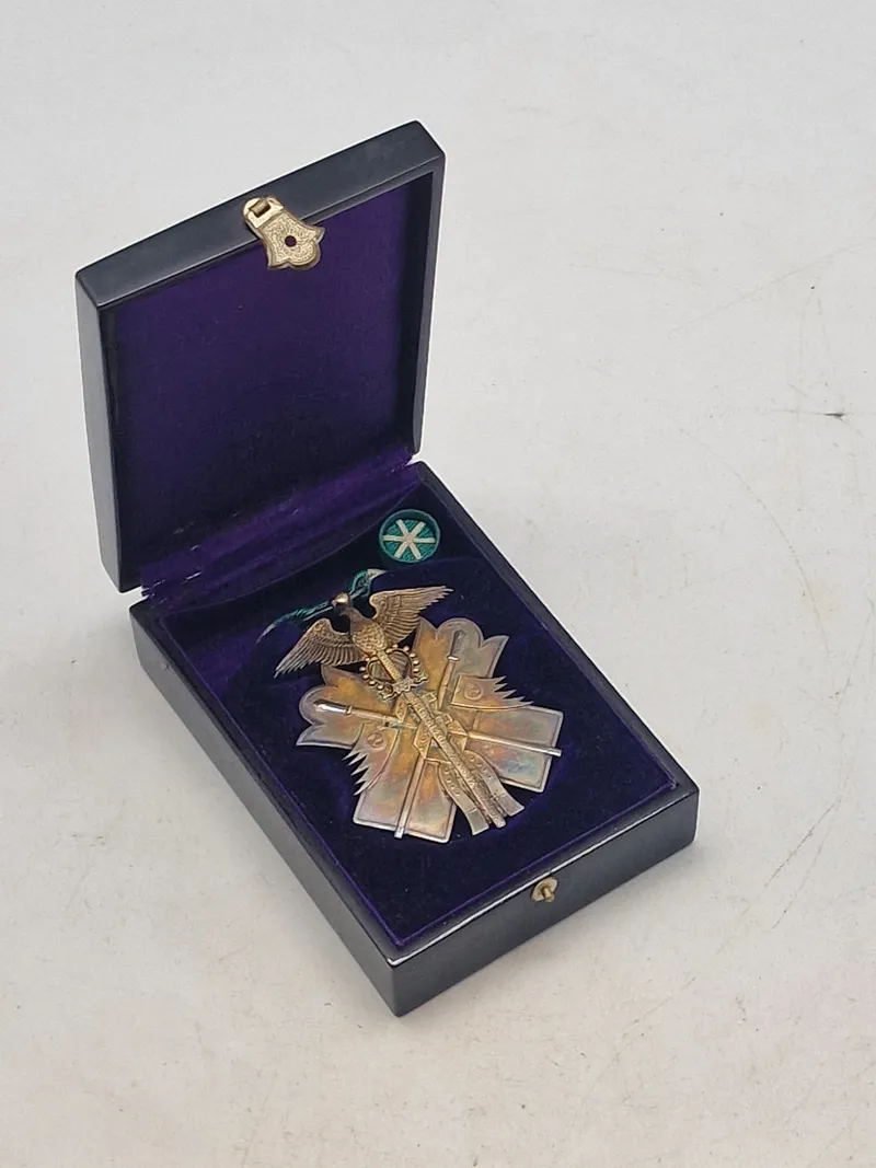 Original WW2 Japanese soldier Order Of Golden Kite 6th Class Medal with Box